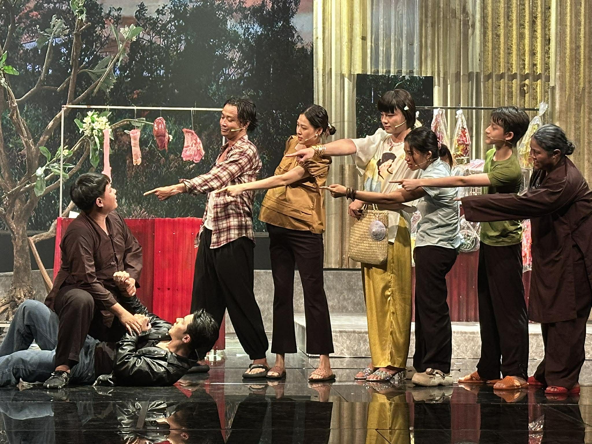 Huỳnh Thanh Trực, Cát Phượng, Hoàng Phi tung hứng mùa tết với náo kịch "Như Ý Phát Tài" - Ảnh 2.
