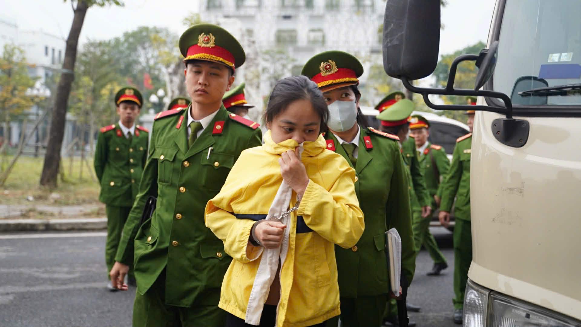 Hai cựu Cục trưởng Cục An to&agrave;n thực phẩm Nguyễn Thanh Phong, Trần Việt Nga c&ugrave;ng hầu t&ograve;a - Ảnh 13.