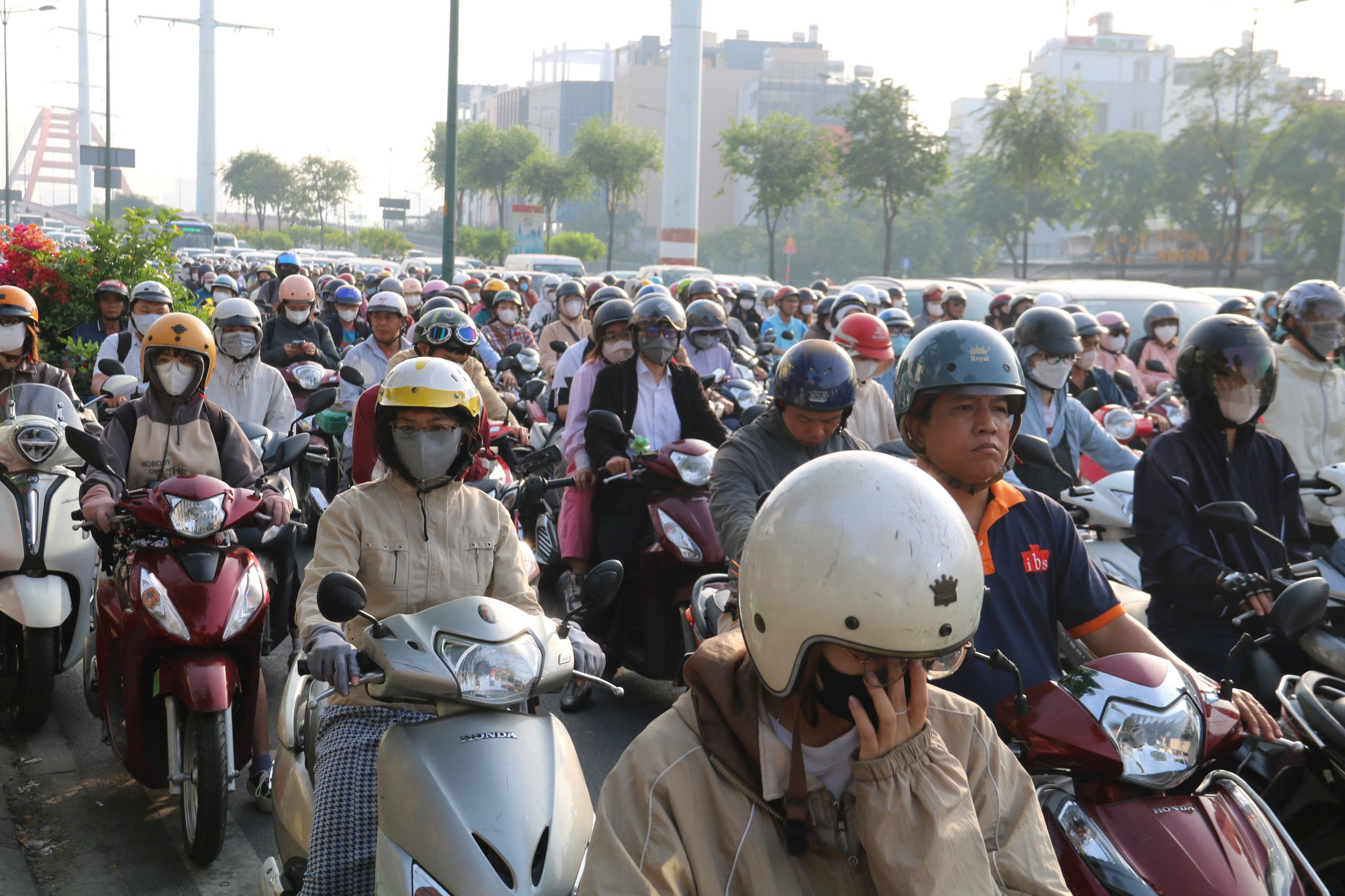 H&igrave;nh ảnh giao th&ocirc;ng TPHCM ng&agrave;y đầu tuần sau kỳ nghỉ Tết - Ảnh 4.