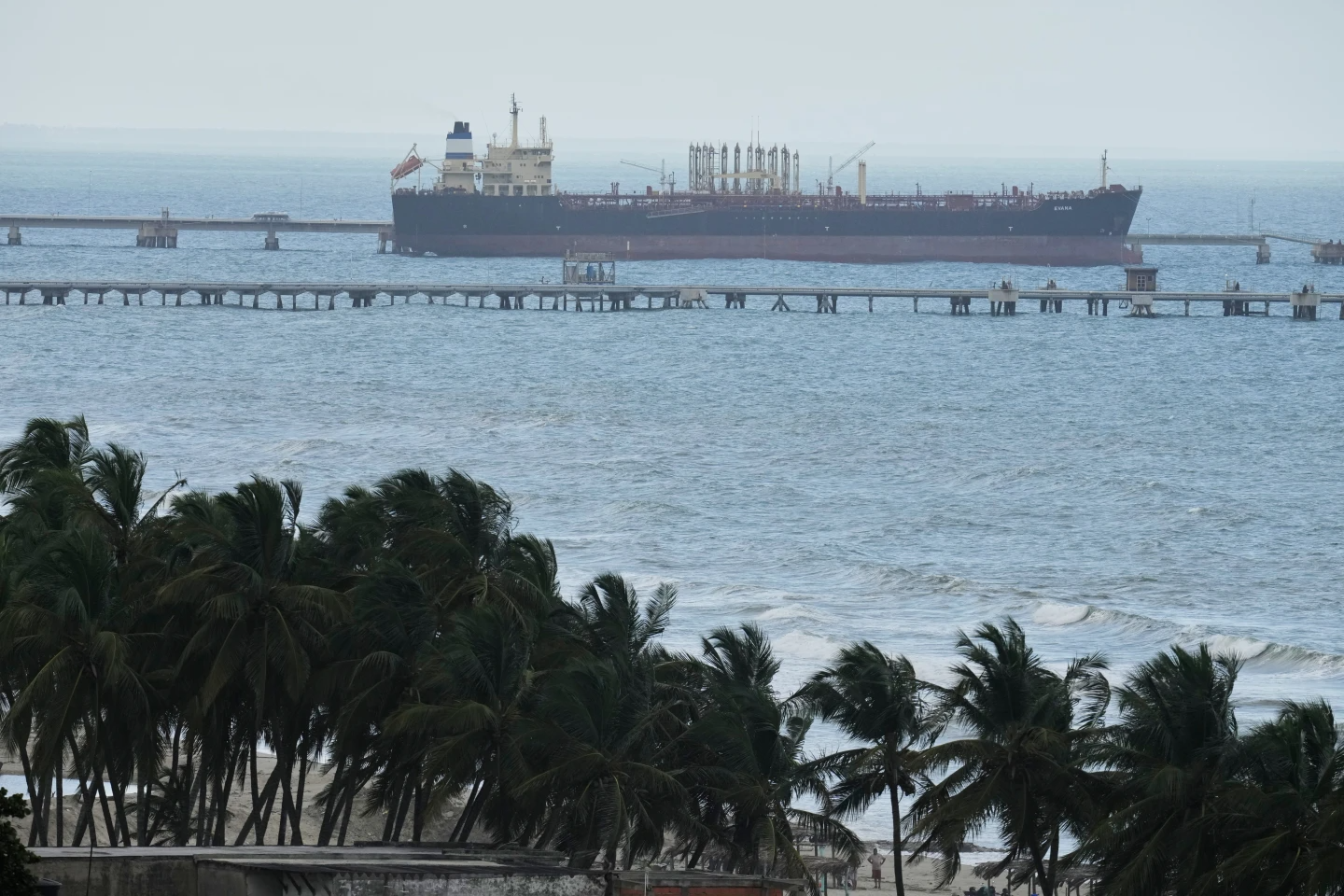 T&agrave;u chở dầu Venezuela &acirc;m thầm rời đất nước - Ảnh 1.