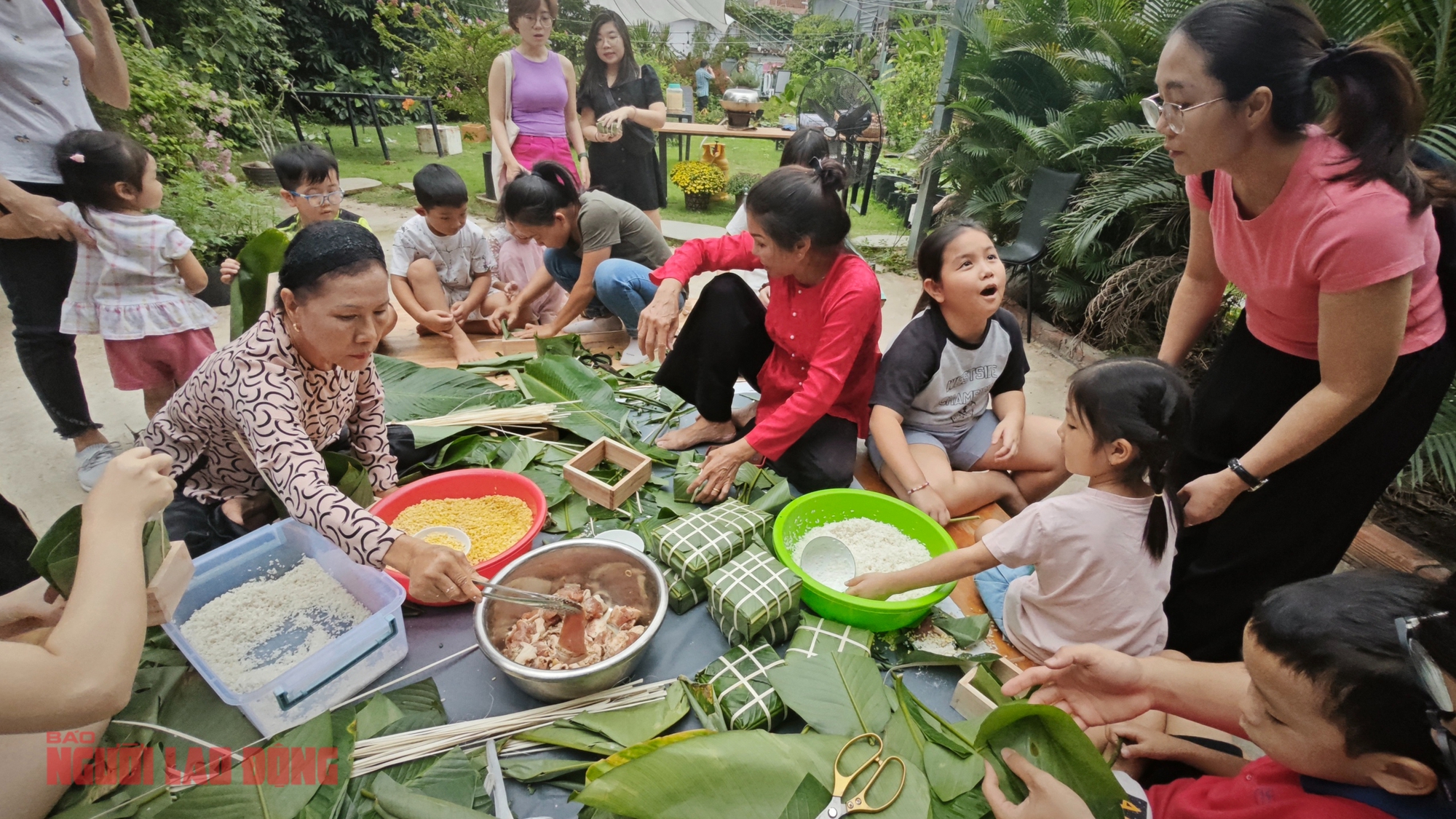 Gi&aacute; b&aacute;nh chưng , b&aacute;nh T&eacute;t Tết năm nay tăng cao do nhu cầu tăng đột biến - Ảnh 3.