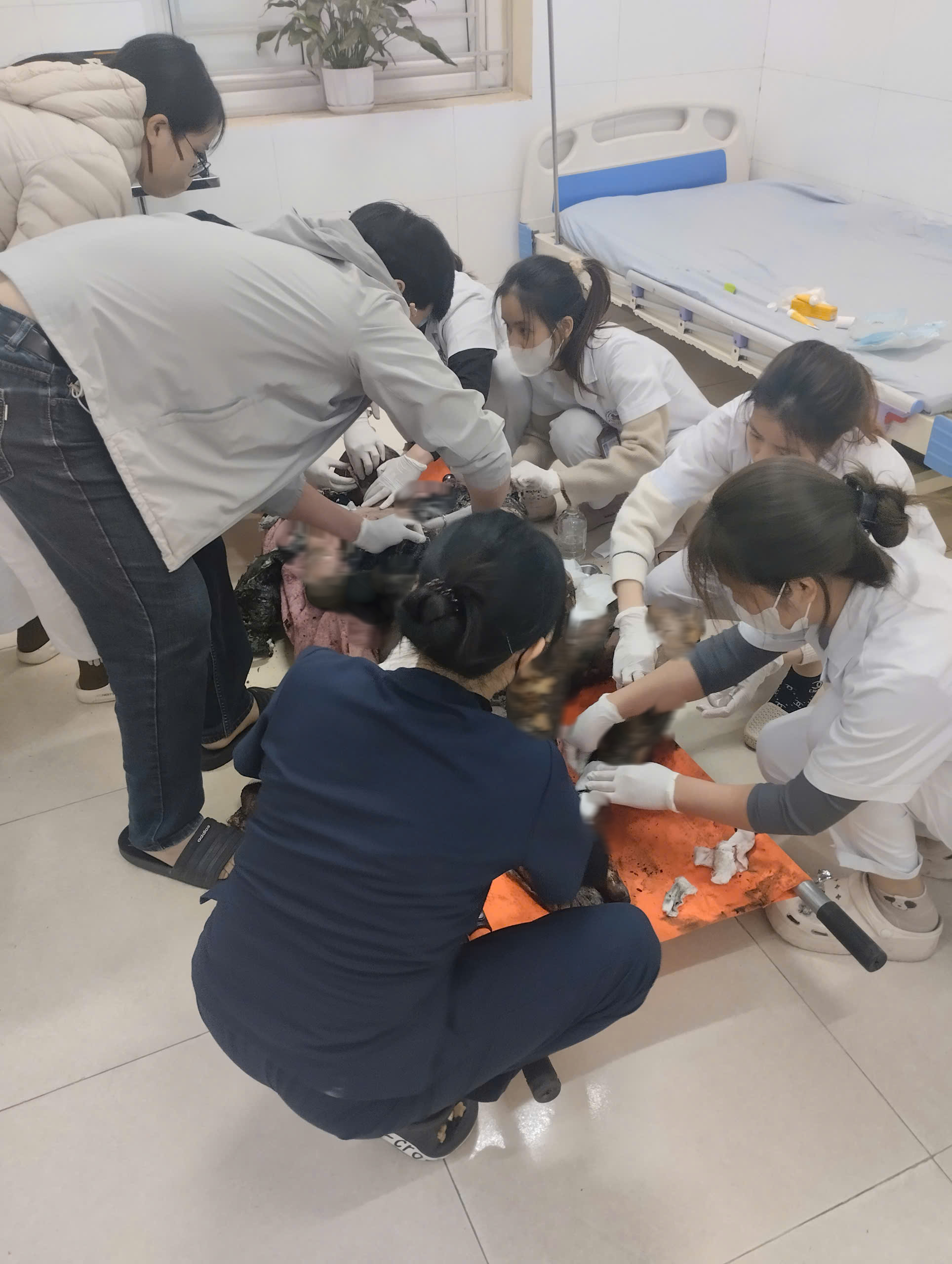 Cháy nhà do pháo tự chế khiến 3 người thương vong - Ảnh 3.