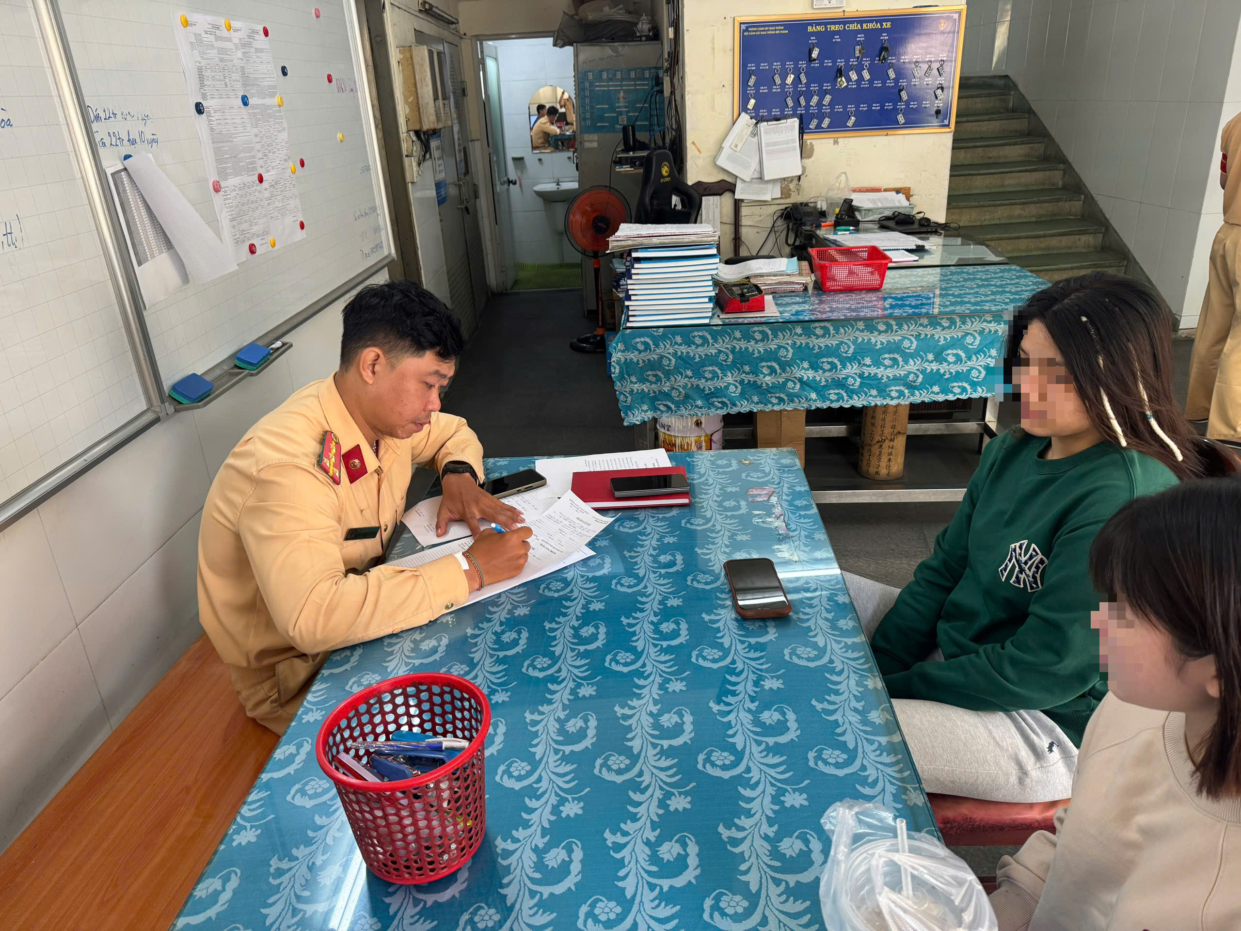 CSGT TPHCM tịch thu xe SH v&igrave; h&agrave;nh vi bu&ocirc;ng hai tay tr&ecirc;n cầu Ba Son - Ảnh 1.