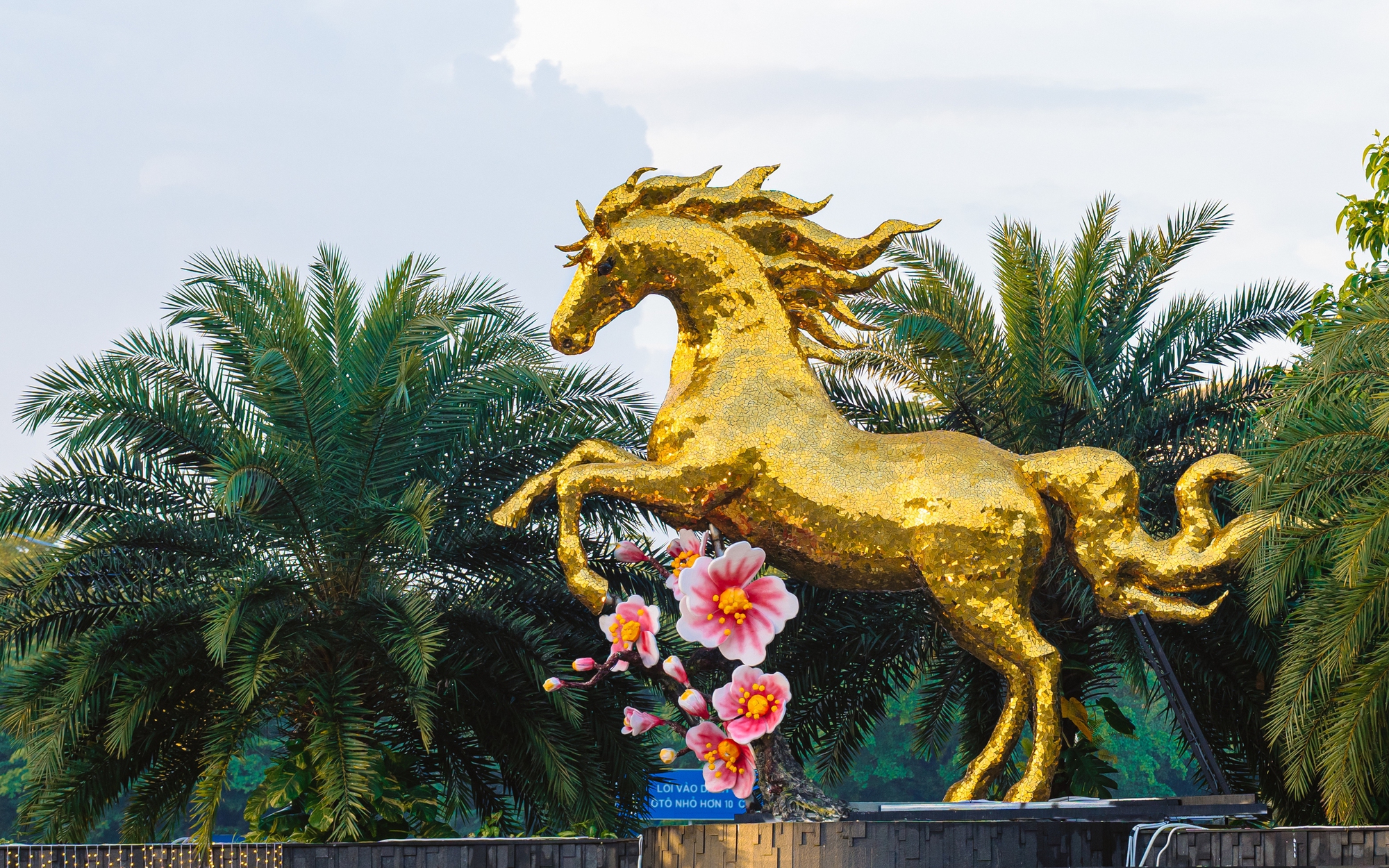 Linh vật ngựa vàng Tết Bính Ngọ đầu tiên tại sân bay Đà Nẵng