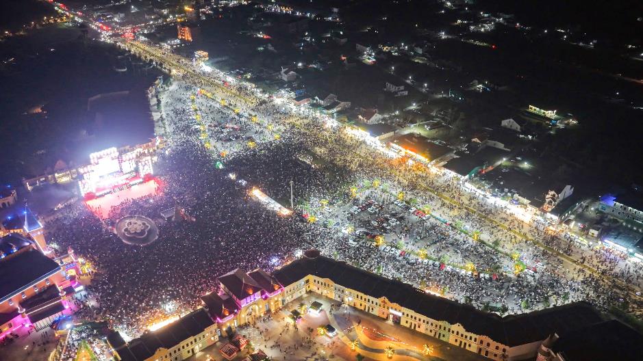 Hơn 1,5 triệu lượt khách “thắp lửa” đêm giao thừa 2026 tại chuỗi điểm đến Vingroup - Ảnh 1.