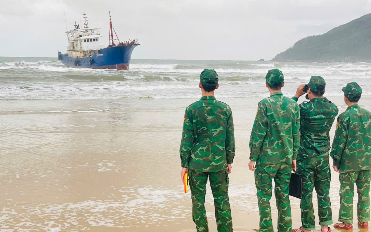 Nhiều bất thường trên "tàu ma" bị mắc cạn ở Quảng Ngãi