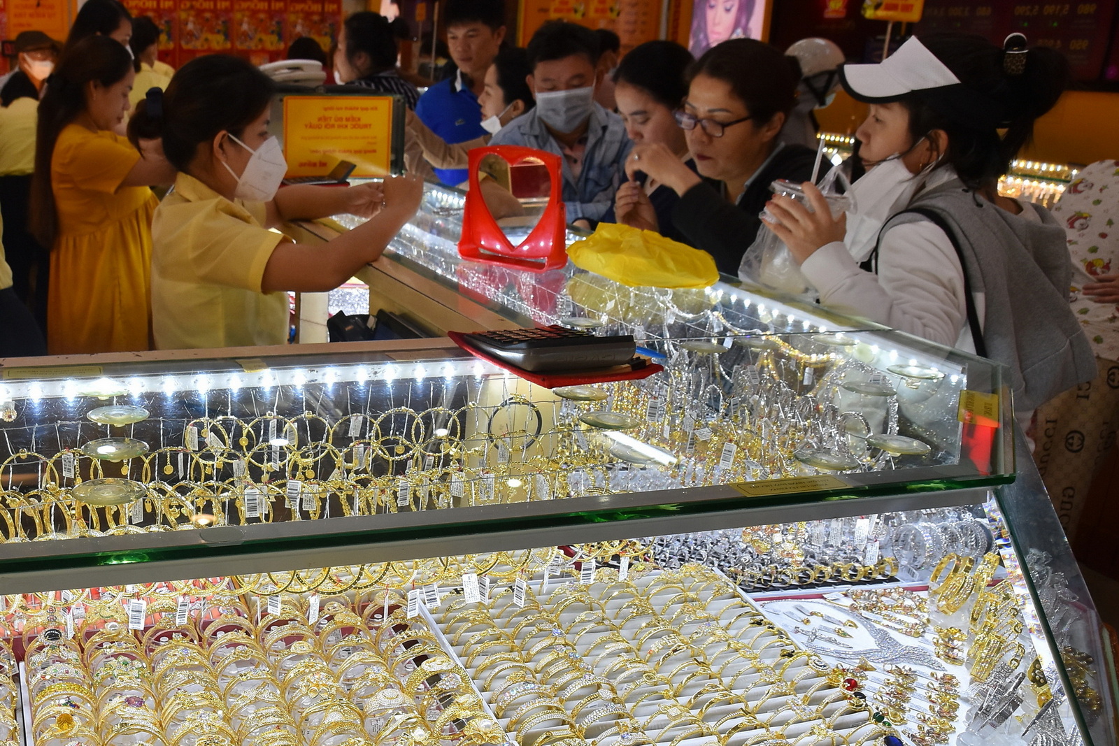 Gi&aacute; v&agrave;ng h&ocirc;m nay 6-1: Gi&aacute; v&agrave;ng thế giới tăng 121 USD - Ảnh 1.