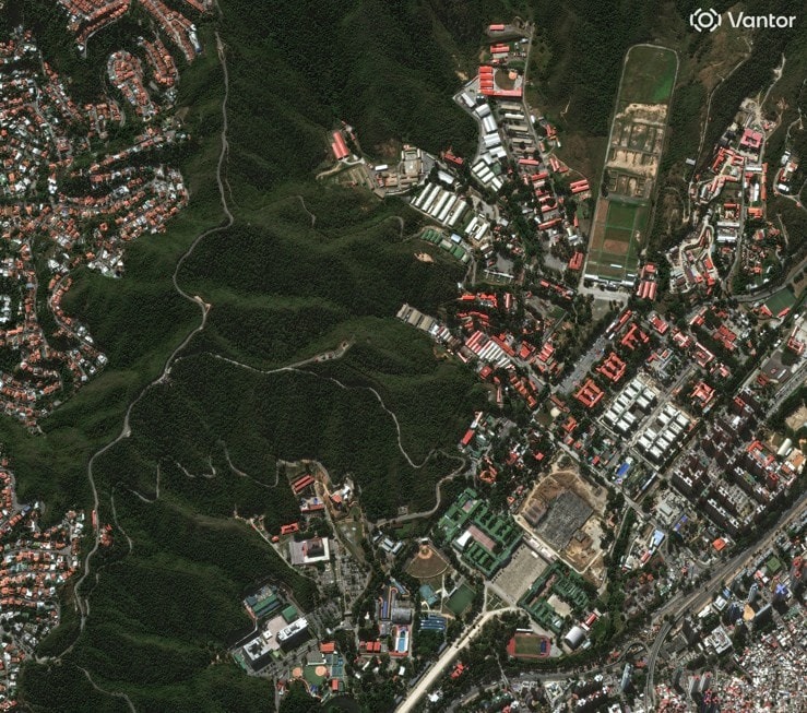Ảnh vệ tinh hé lộ thiệt hại tại căn cứ quân sự nơi Tổng thống Venezuela bị bắt - Ảnh 1.