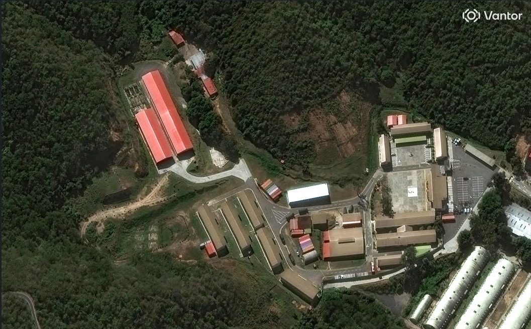 Ảnh vệ tinh hé lộ thiệt hại tại căn cứ quân sự nơi Tổng thống Venezuela bị bắt - Ảnh 2.