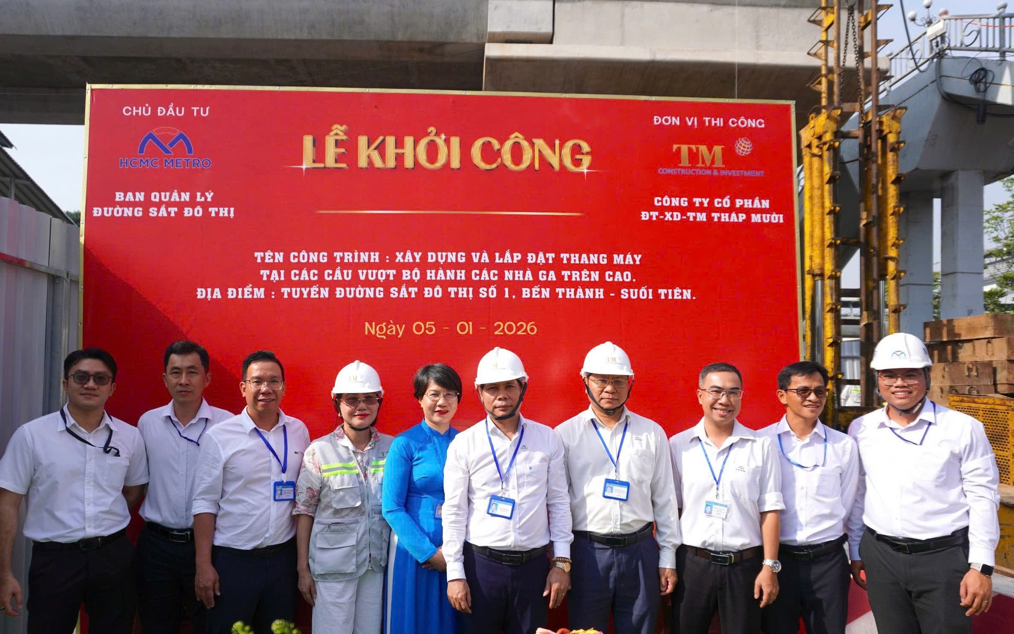 Khởi công lắp đặt thang máy tại các cầu vượt metro số 1