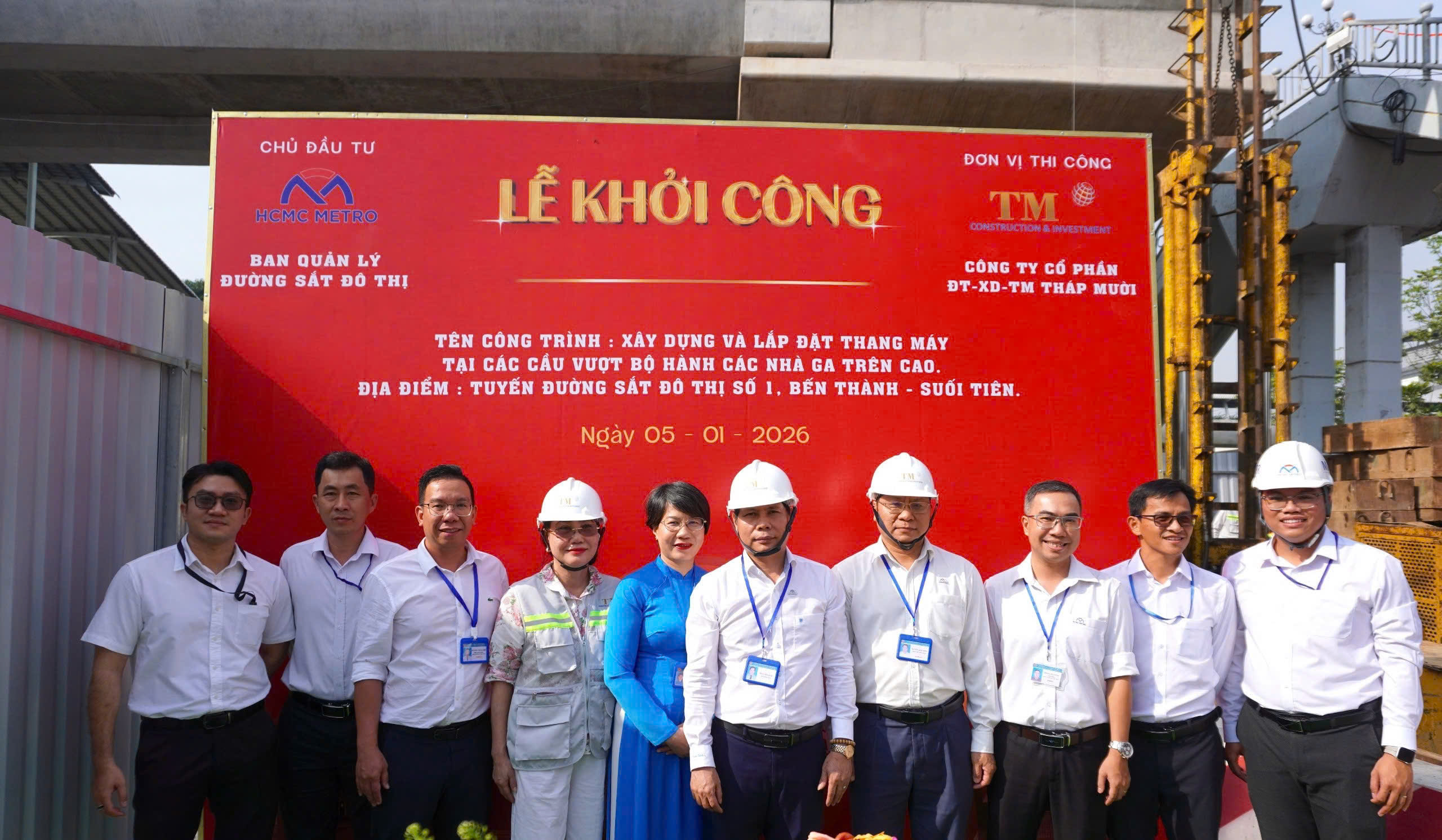 Khởi c&ocirc;ng lắp đặt thang m&aacute;y tại c&aacute;c cầu vượt Metro số 1 - Ảnh 1.