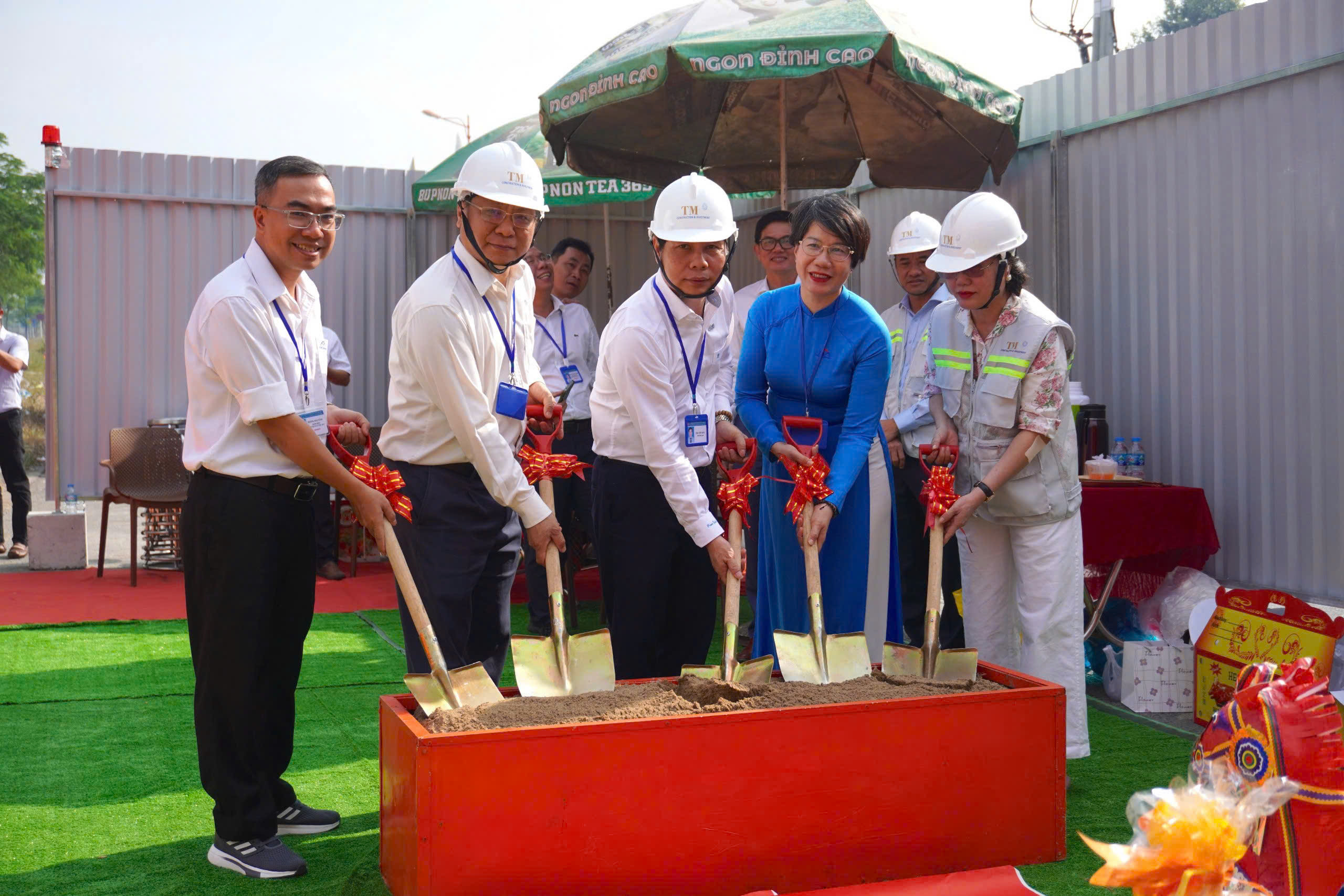 Khởi c&ocirc;ng lắp đặt thang m&aacute;y tại c&aacute;c cầu vượt Metro số 1 - Ảnh 2.