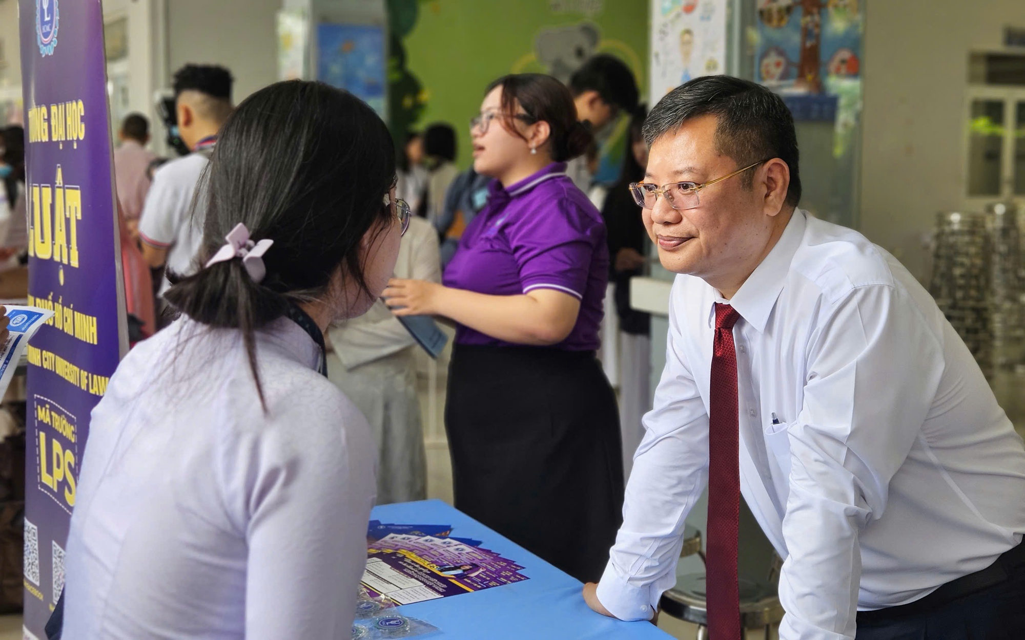 Chương trình hướng nghiệp "gõ cửa" hơn 500 trường THPT có gì mới?