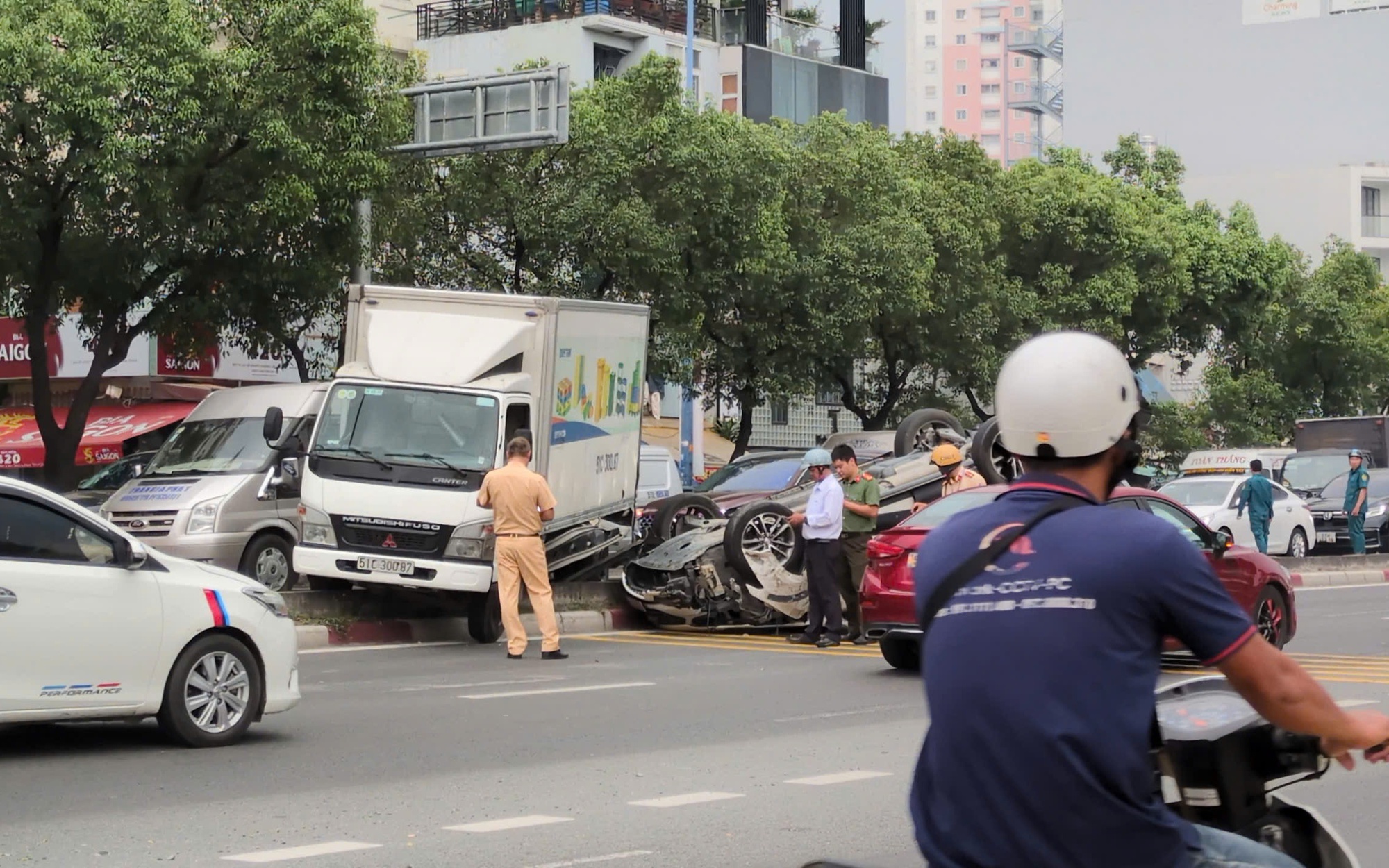 Ô tô "phơi bụng" trên đại lộ Võ Văn Kiệt, giao thông ùn tắc