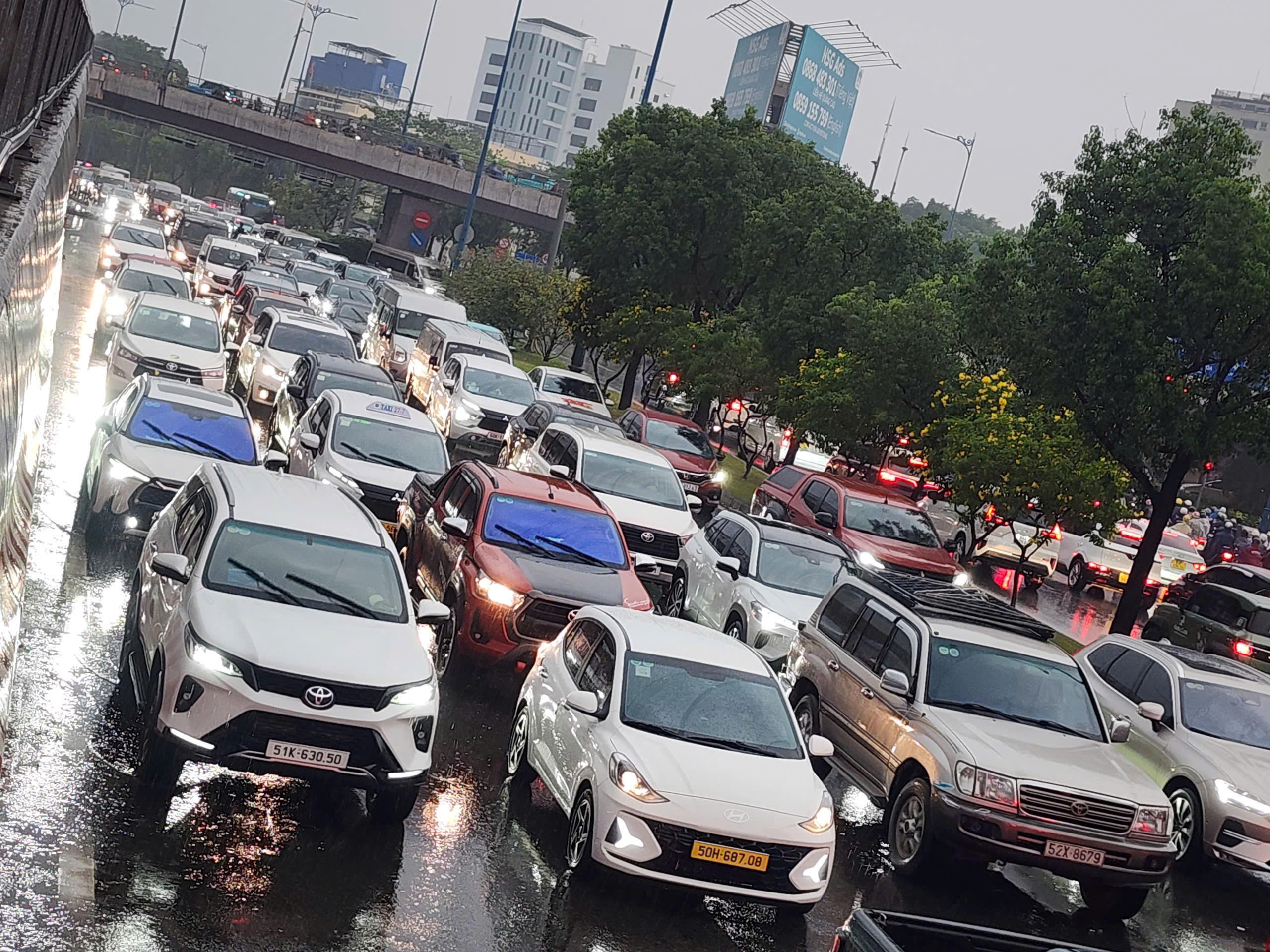 &Ocirc; t&ocirc; "phơi bụng" tr&ecirc;n đại lộ V&otilde; Văn Kiệt, giao th&ocirc;ng &ugrave;n tắc - Ảnh 1.