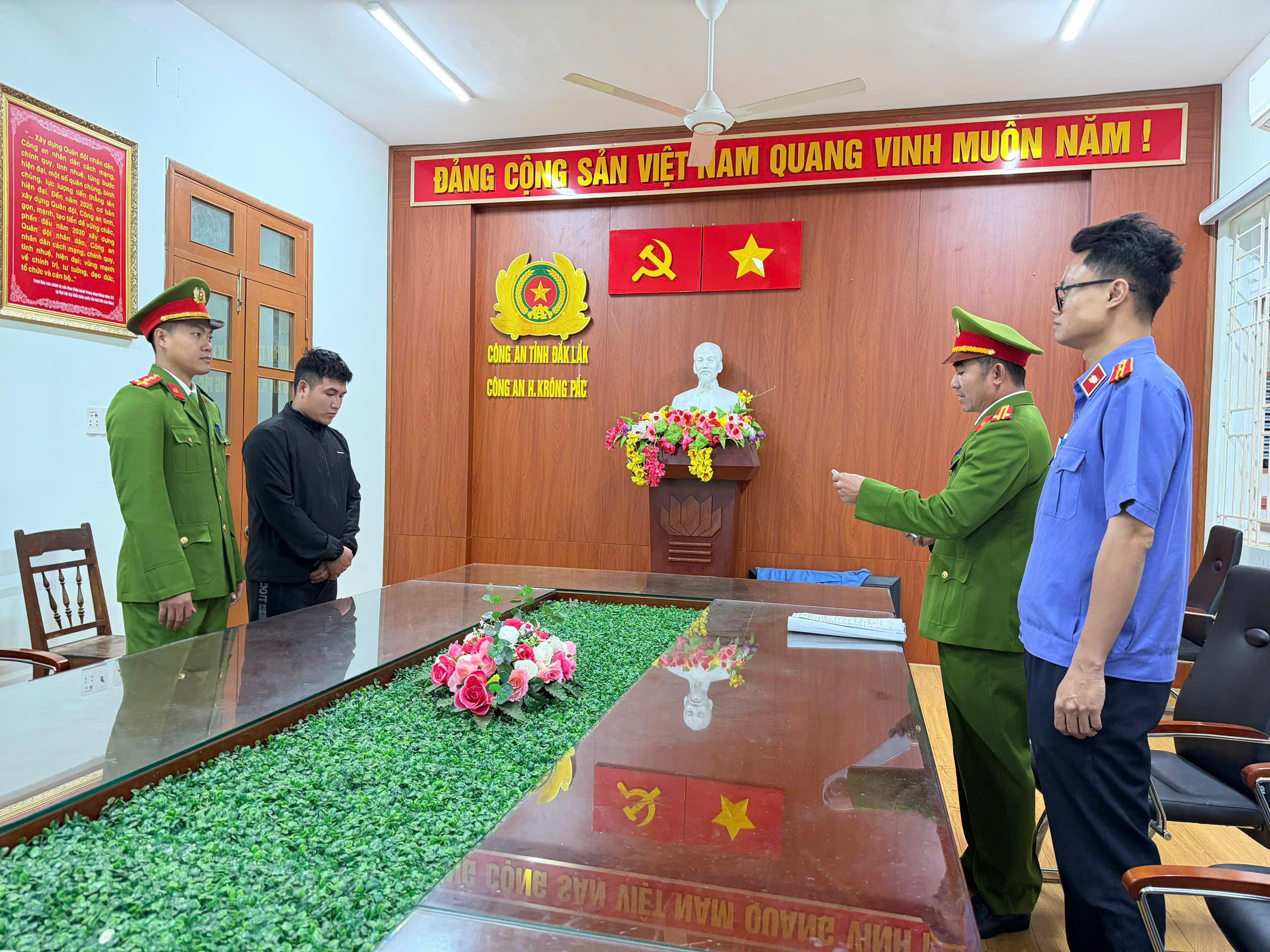 Bắt tạm giam "T&yacute; hai lầu" tấn c&ocirc;ng t&agrave;i xế taxi khi đang l&aacute;i xe - Ảnh 1.