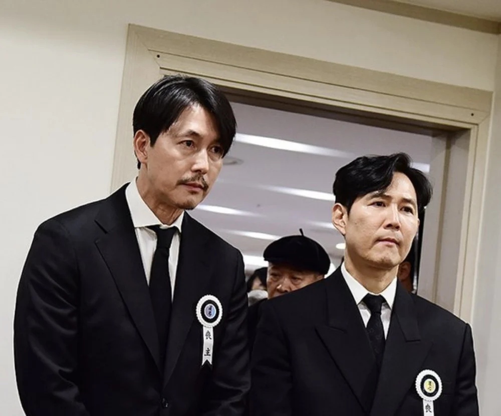 T&agrave;i tử Lee Jung-Jae, Jung Woo-sung t&uacute;c trực đ&aacute;m tang của Ahn Sung-ki - Ảnh 1.