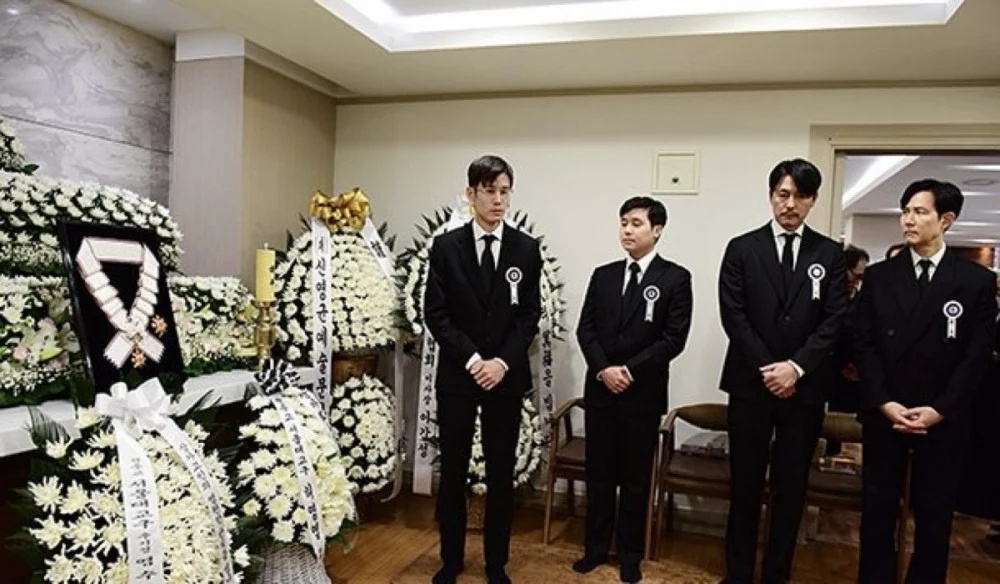 T&agrave;i tử Lee Jung-Jae, Jung Woo-sung t&uacute;c trực đ&aacute;m tang của Ahn Sung-ki - Ảnh 5.