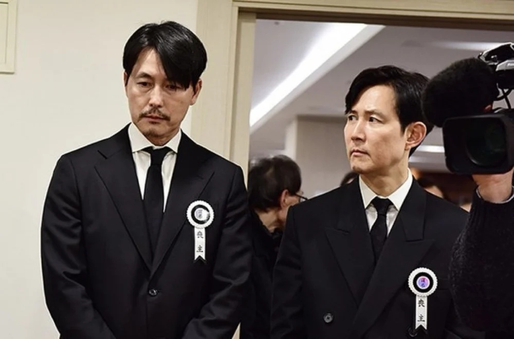 T&agrave;i tử Lee Jung-Jae, Jung Woo-sung t&uacute;c trực đ&aacute;m tang của Ahn Sung-ki - Ảnh 2.