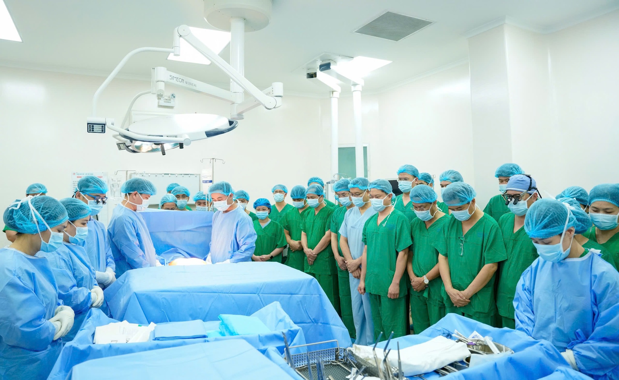 Bệnh viện Đại học Y Dược TPHCM thực hiện 2 ca ghép tạng cứu sống bệnh nhân - Ảnh 1.