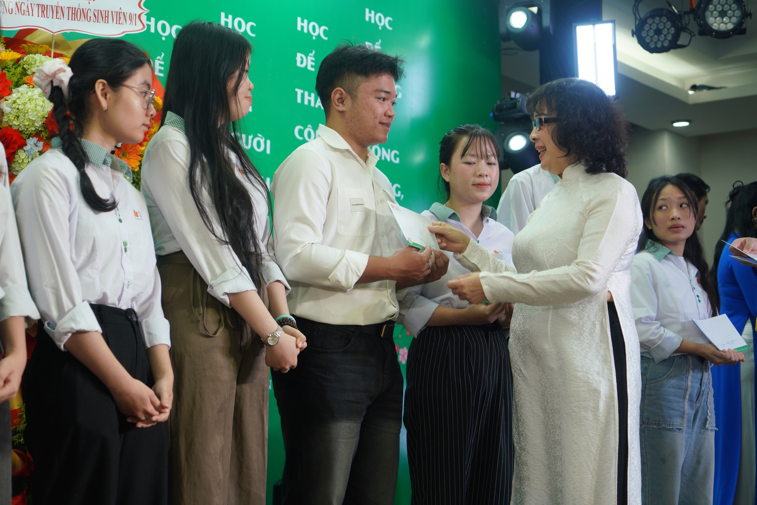 Trường ĐH Đông Á dành hơn 1,7 tỉ đồng hỗ trợ sinh viên và bà con vùng lũ - Ảnh 2.
