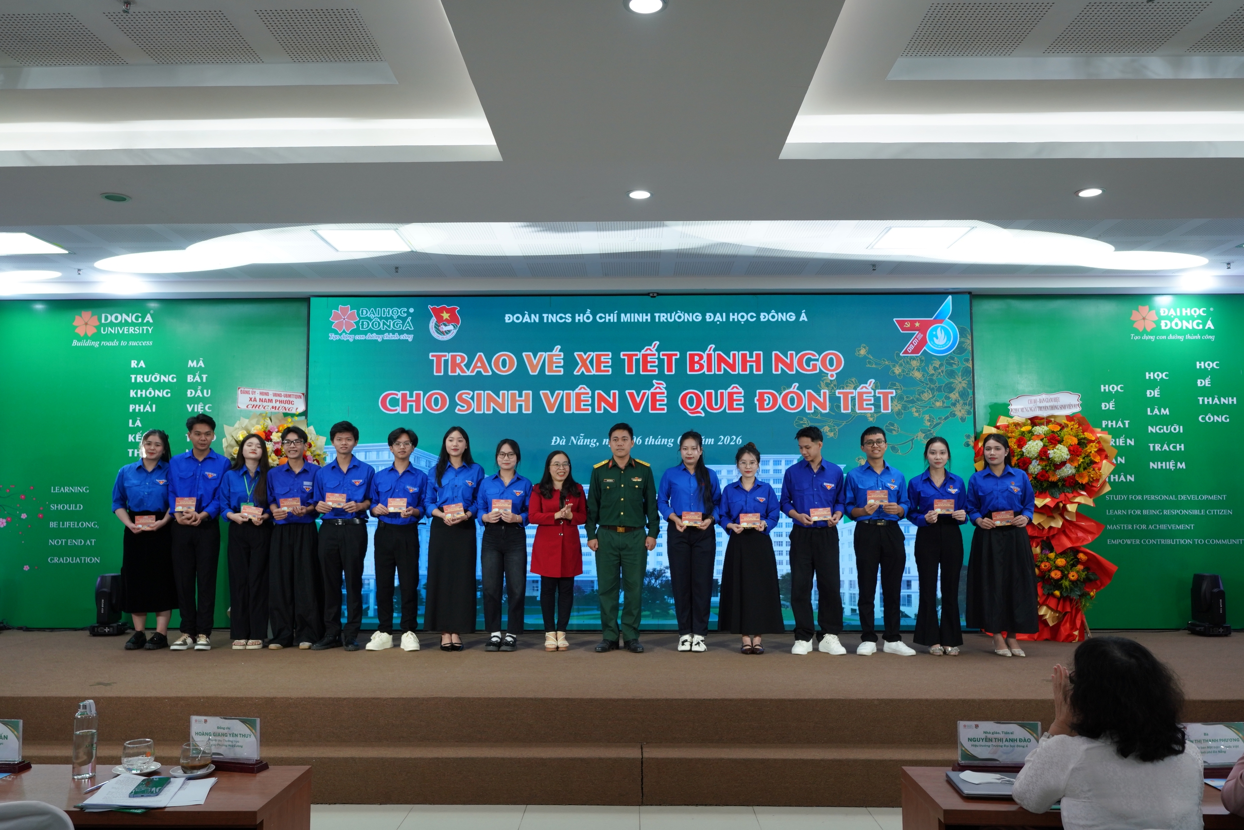 Trường ĐH Đông Á dành hơn 1,7 tỉ đồng hỗ trợ sinh viên và bà con vùng lũ - Ảnh 1.