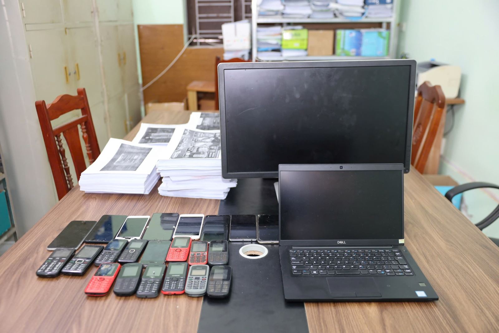 Đối tượng c&oacute; 2 lệnh truy n&atilde; đặc biệt, cầm đầu nh&oacute;m tội phạm chuy&ecirc;n lừa đảo v&agrave; đ&aacute;nh bạc quy m&ocirc; 9.300 tỉ  - Ảnh 3.