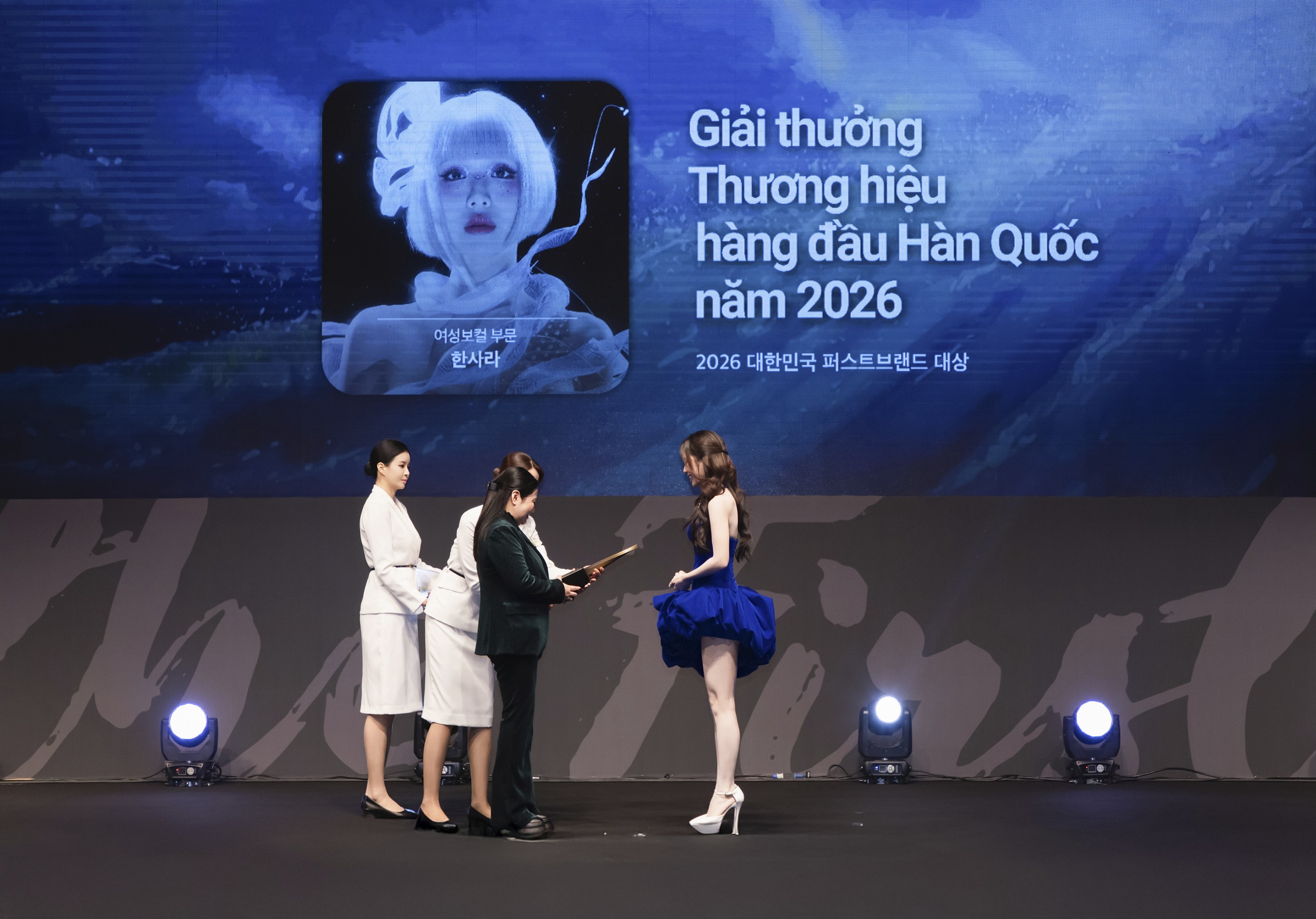 Han Sara mở b&aacute;t năm 2026 bằng giải thưởng danh gi&aacute; ở qu&ecirc; nh&agrave; H&agrave;n Quốc  - Ảnh 2.