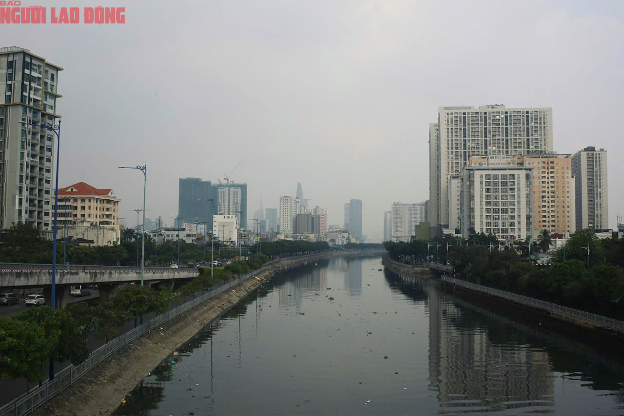 Thời tiết TPHCM u ám và mưa to giữa mùa khô tháng 1 - 2026 - Ảnh 2.