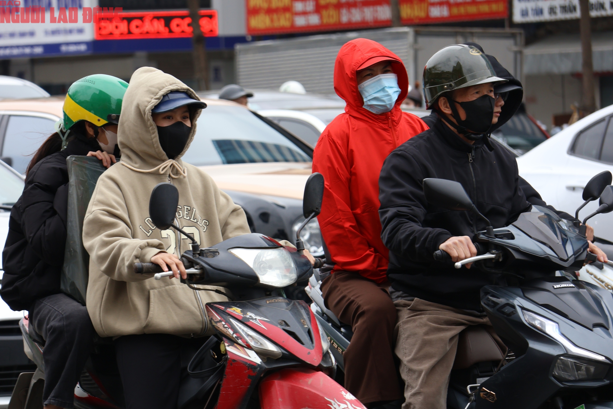 Không khí lạnh khiến người dân Hà Nội co ro trong rét buốt tê tái - Ảnh 3.