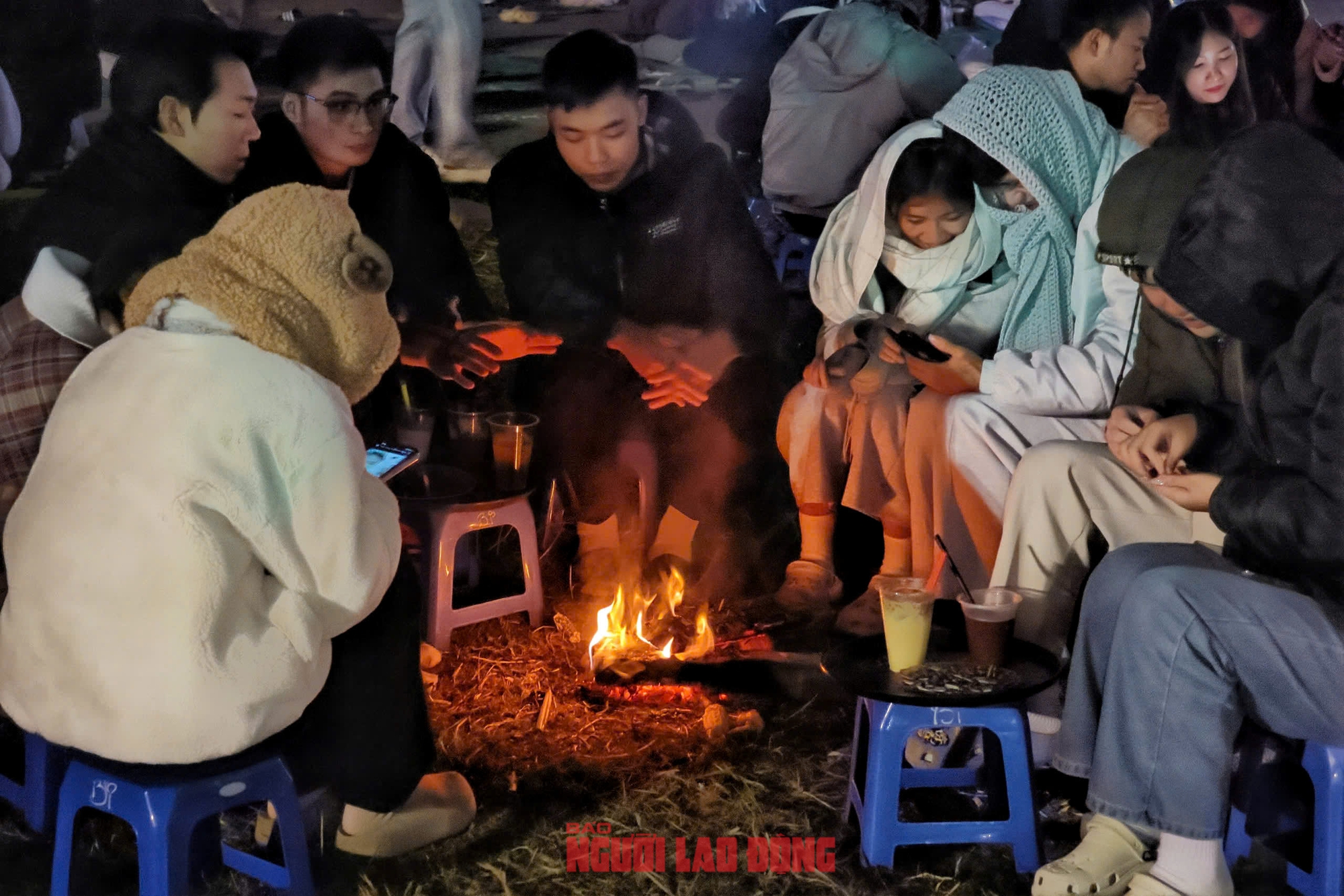 Không khí lạnh khiến người dân Hà Nội co ro trong rét buốt tê tái - Ảnh 5.