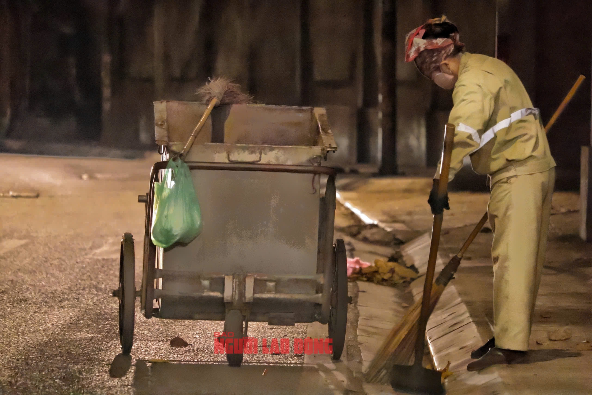 Không khí lạnh khiến người dân Hà Nội co ro trong rét buốt tê tái - Ảnh 10.