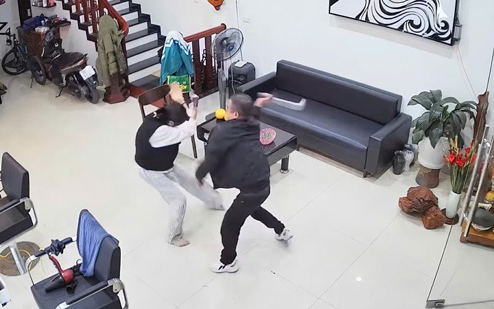 Xôn xao clip chồng dùng dao truy sát vợ và con gái tại quán cắt tóc