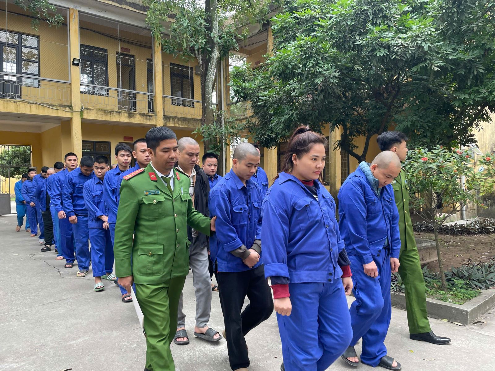 Đối tượng c&oacute; 2 lệnh truy n&atilde; đặc biệt, cầm đầu nh&oacute;m tội phạm chuy&ecirc;n lừa đảo v&agrave; đ&aacute;nh bạc quy m&ocirc; 9.300 tỉ  - Ảnh 2.