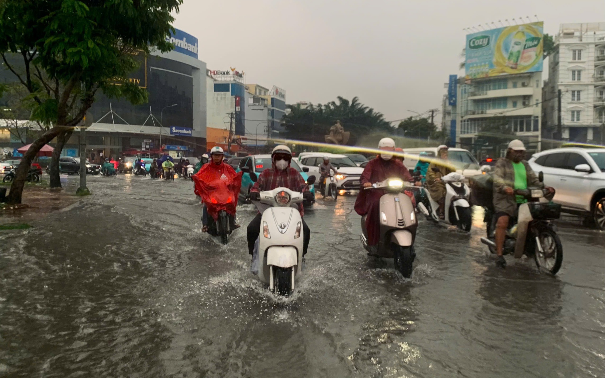 Vì sao mùa khô mà thời tiết TPHCM u ám, mưa to?