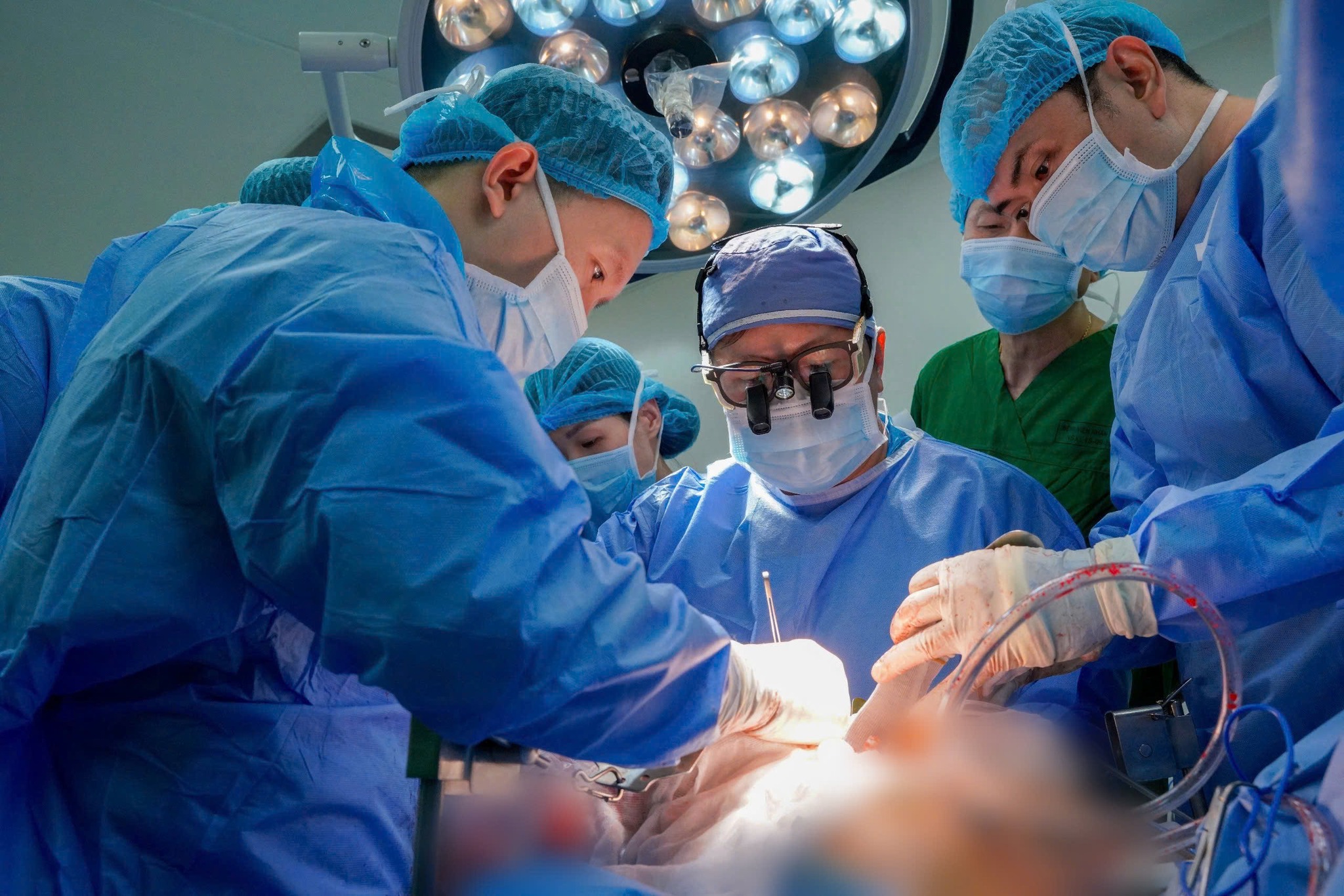 Bệnh viện Đại học Y Dược TPHCM thực hiện 2 ca ghép tạng cứu sống bệnh nhân - Ảnh 2.