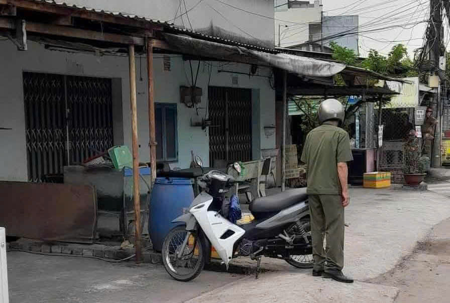 TPHCM: Ph&aacute;t hiện người đ&agrave;n &ocirc;ng tử vong tr&ecirc;n ghế đ&aacute; , nguy&ecirc;n nh&acirc;n đang được điều tra - Ảnh 1.
