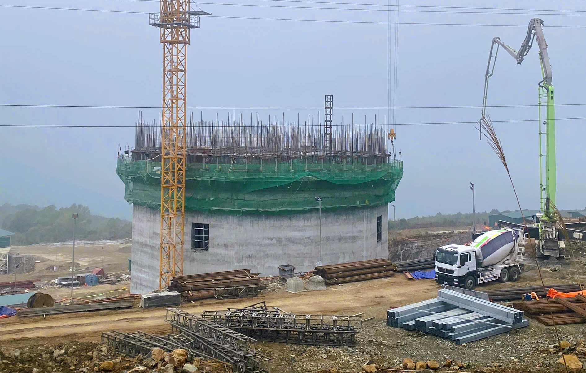 Chân móng tượng phật cao nhất thế giới dần thành hình - Ảnh 1.