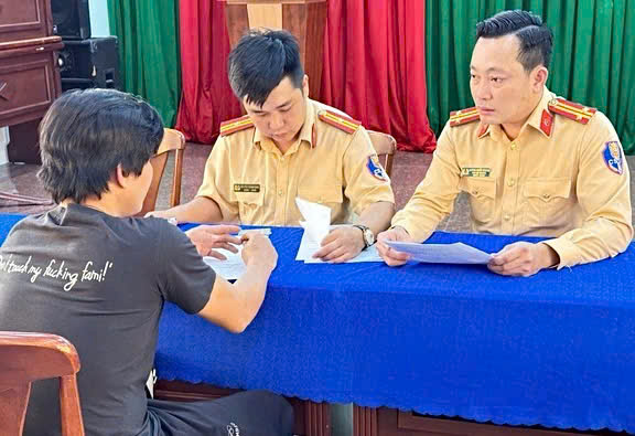 Tài xế xe tải nêu lý do chạy ngược chiều ở TPHCM - Ảnh 1.