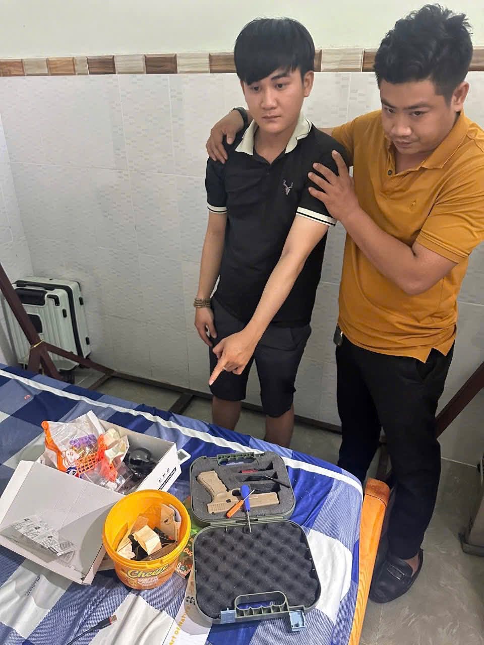 C&ocirc;ng an TPHCM bắt giữ đối tượng t&agrave;ng trữ vũ kh&iacute; v&agrave; đạn dược tr&aacute;i ph&eacute;p - Ảnh 1.