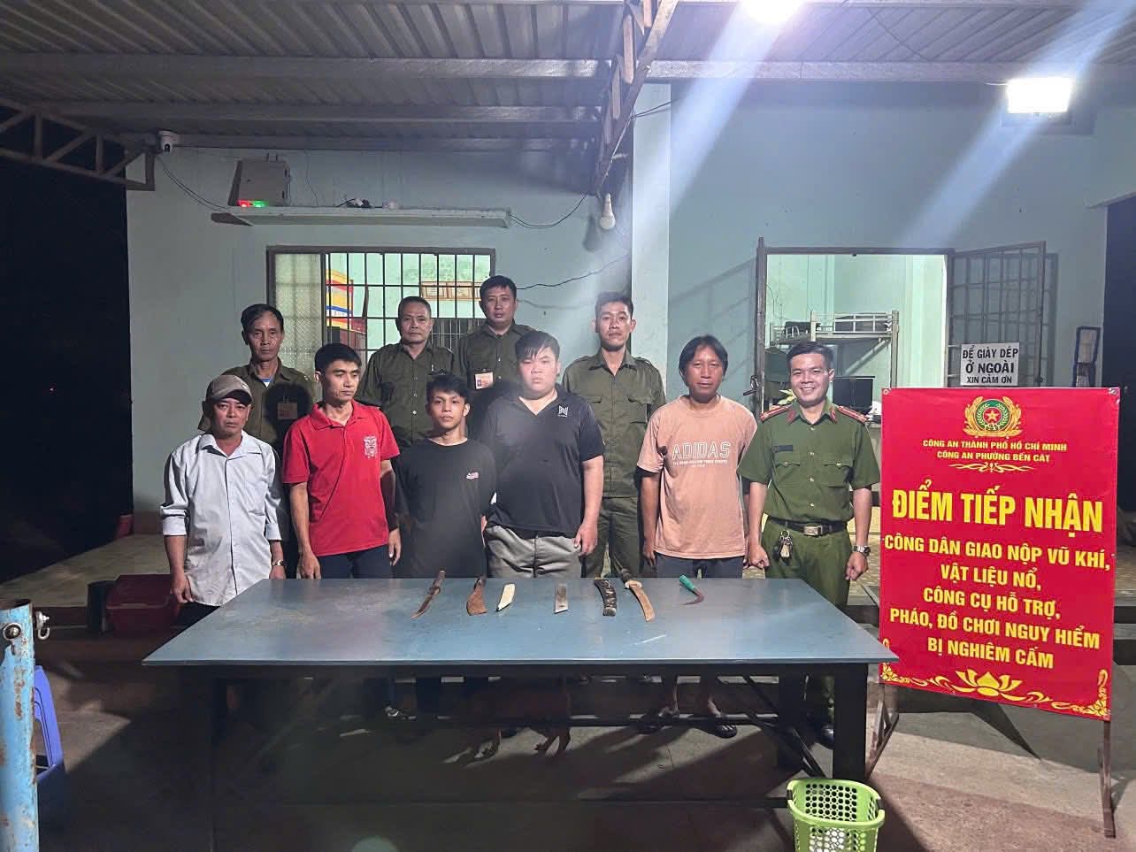 C&ocirc;ng an TPHCM bắt giữ đối tượng t&agrave;ng trữ vũ kh&iacute; v&agrave; đạn dược tr&aacute;i ph&eacute;p - Ảnh 2.