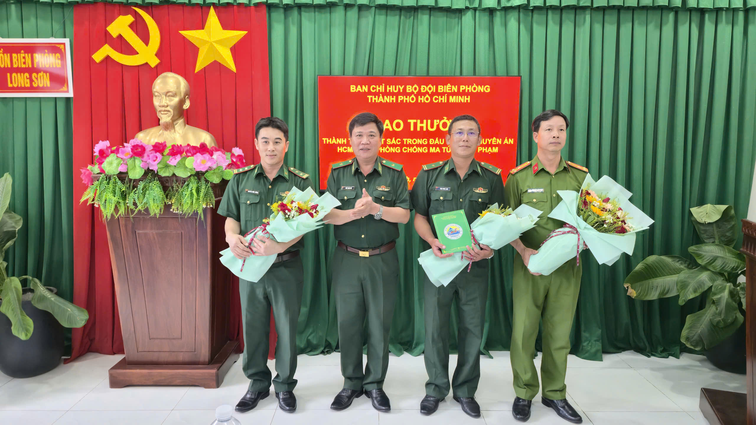 Triệt phá chuyên án ma túy lớn ở Long Sơn, thu giữ gần nửa ký "đá" - Ảnh 2.