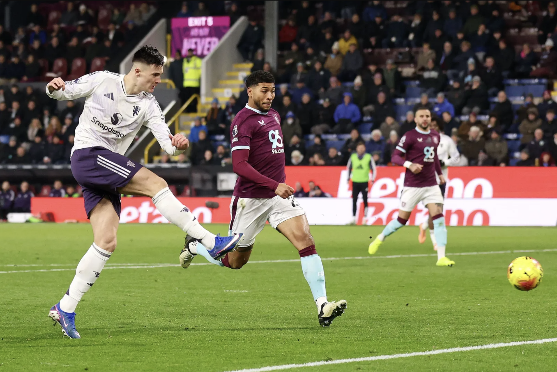 Man United mất thắng trước Burnley, HLV tạm quyền Darren Fletcher kém vui - Ảnh 4.