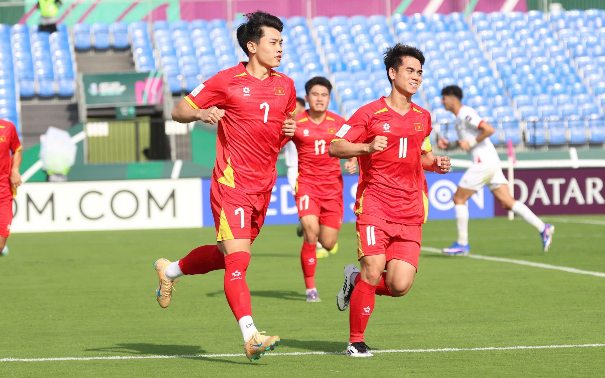 Từ b&oacute;ng đ&aacute; phủi chuyển m&igrave;nh v&agrave; l&ograve; đ&agrave;o tạo trẻ đề cao đạo đức, học vấn - Ảnh 4.