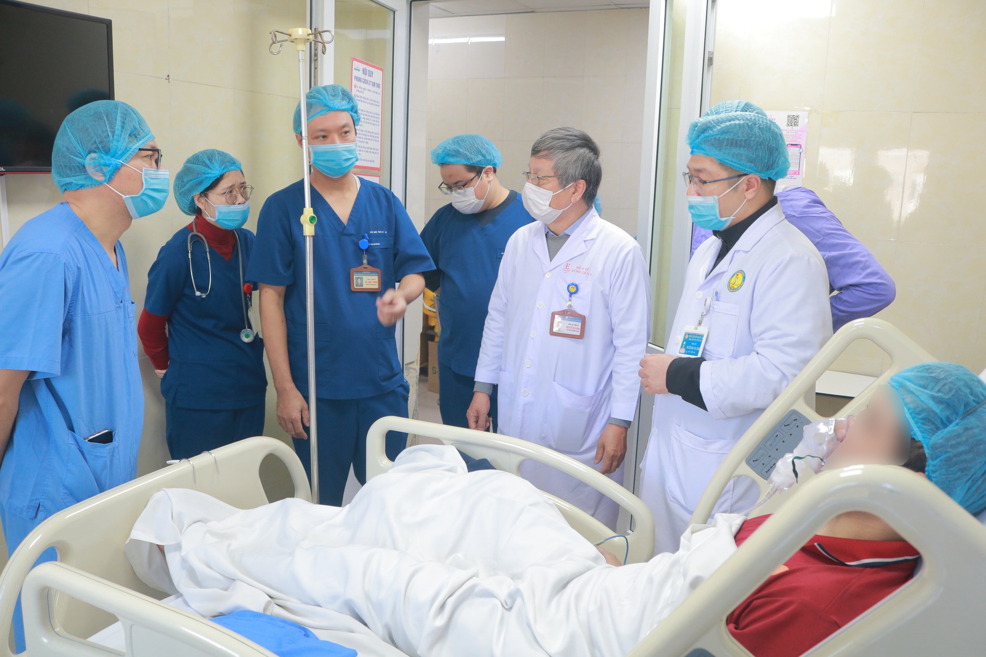 Sức khỏe của 15 người trong vụ cháy ở ngõ 82 Trần Cung đang được điều trị tại Bệnh viện E hiện ra sao?- Ảnh 1.