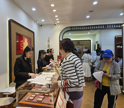 Thị trường v&agrave;ng TP HCM đ&oacute;n l&agrave;n gi&oacute; mới - Ảnh 1.