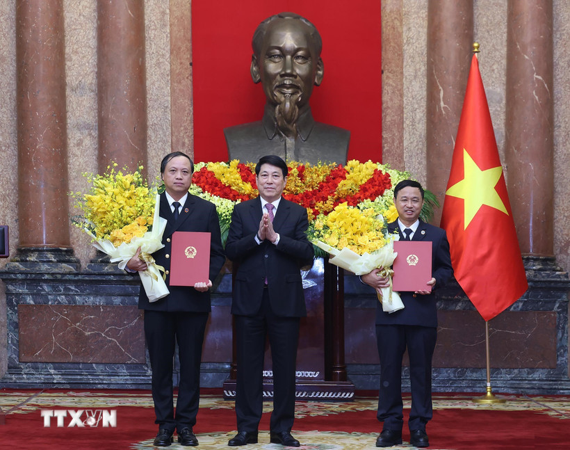 Chủ tịch nước trao quyết định bổ nhiệm 2 Ph&oacute; Ch&aacute;nh &aacute;n TAND Tối cao - Ảnh 1.