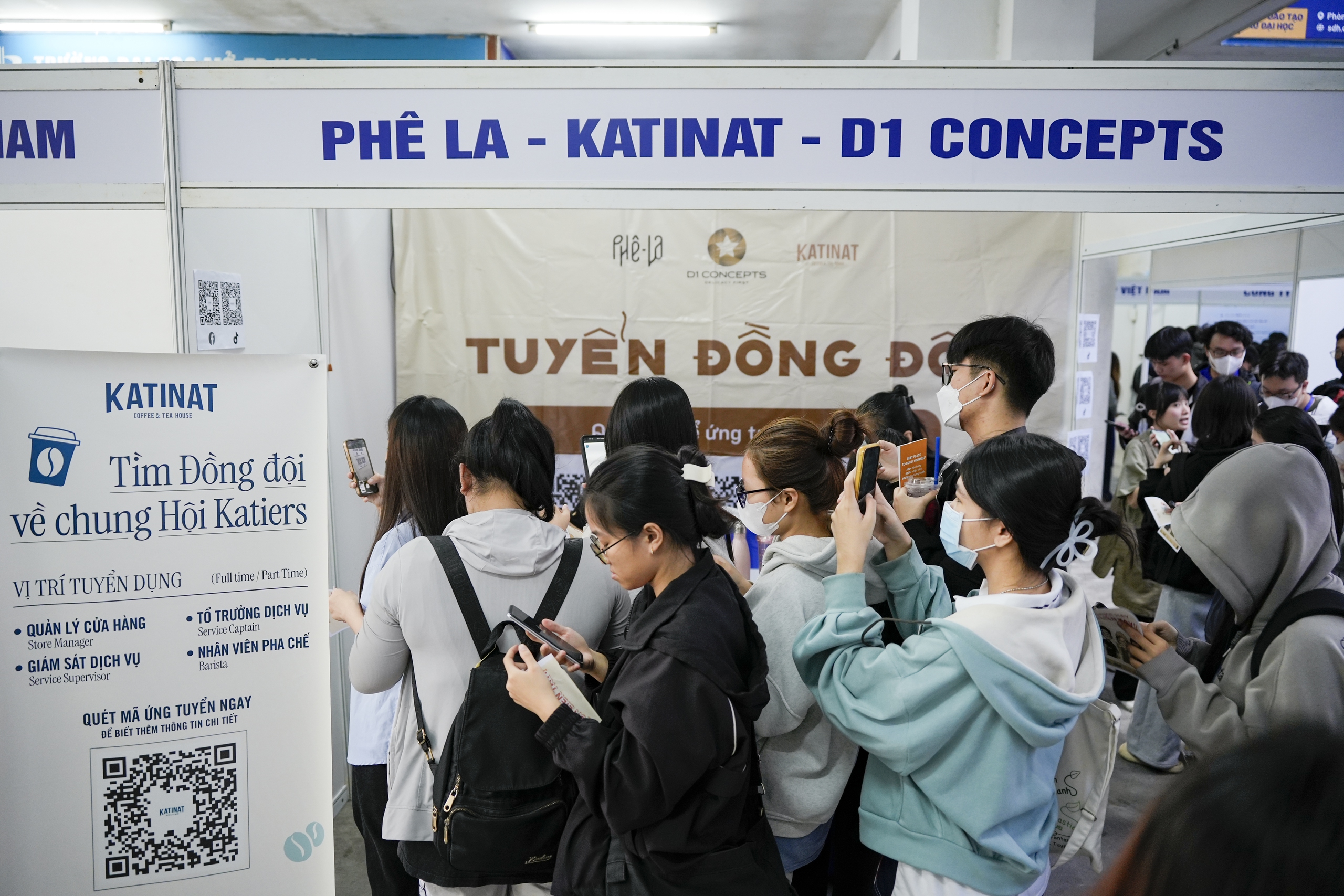 Ra trường, sinh viên vẫn loay hoay tìm việc - Ảnh 1.