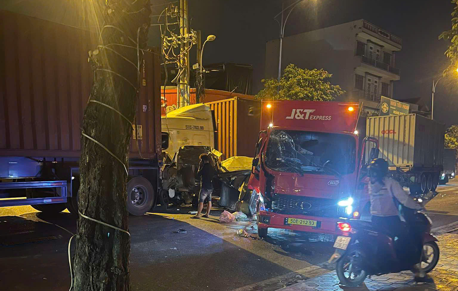 Tai nạn giao thông liên hoàn lúc rạng sáng ở TPHCM - Ảnh 2.