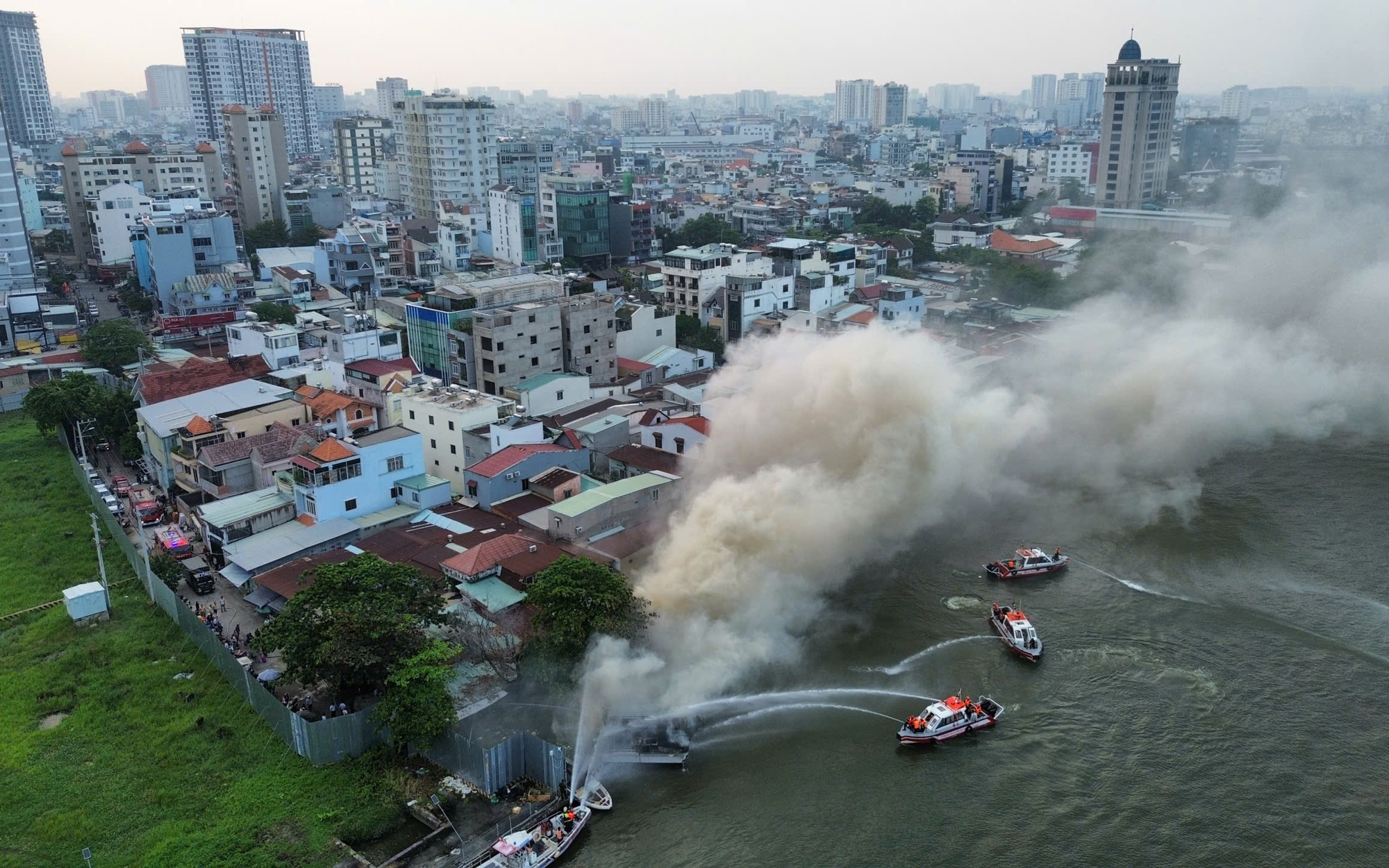 Du thuyền King Yacht cháy rụi trên sông Sài Gòn: Hé lộ nguyên nhân ban đầu